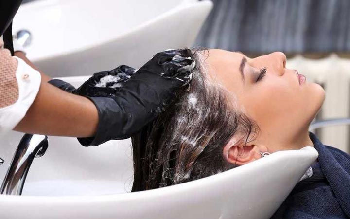 وقتی هر روز مو ها را بشوییم، مواد شیمیایی موجود در شامپو ها این روغن‌ ها را از بین می‌ برند - مراقبت از مو